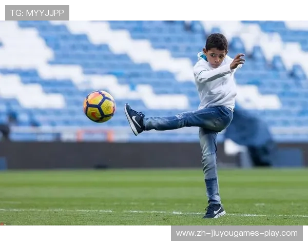 C罗带儿子参加训练营，父子合影上热搜